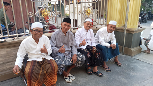 Guru beserta pengurus menyambut kedatangan Tamu Undangan FDKM     